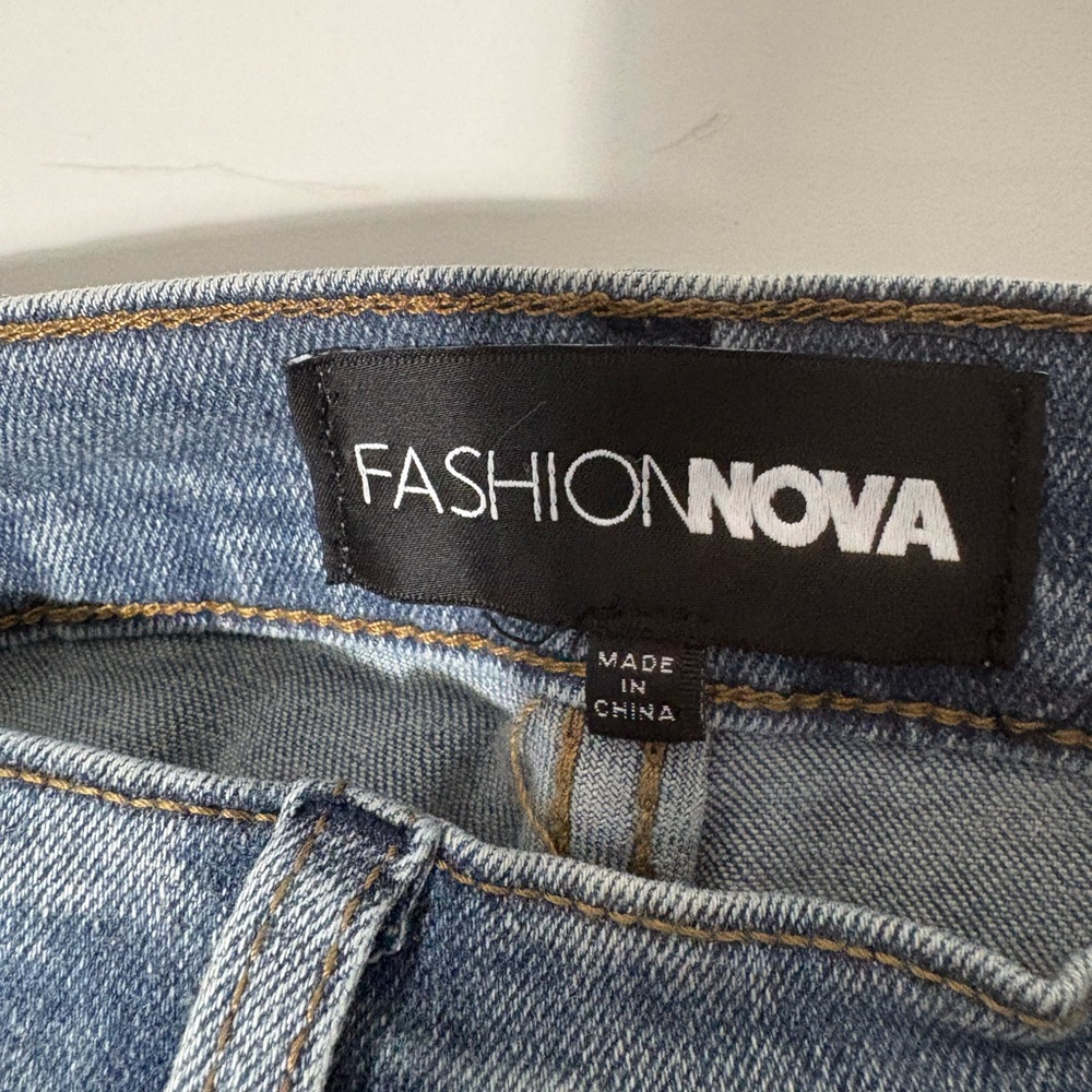 Fashion Nova NWT Plus Sz 14 Women’s Straight Leg Stretch Jeans Medium Wash - Picture 4 of 10